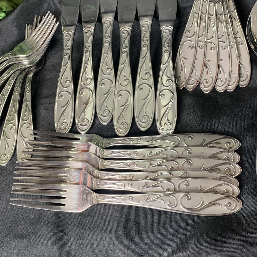 Oneida MANDERLY 28 piece Oneida flatware and serving set - Picture 5 of 12
